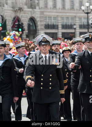 Un funzionario che portano un contingente del Royal Naval come essi marzo nel London Pride Parade. Foto Stock