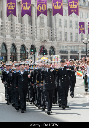 Un funzionario a capo di un contingente dalla Royal Navy come essi marzo in Pride Parade a Londra. Foto Stock