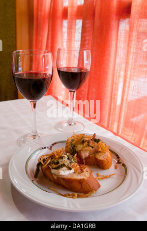 Aperitivo spagnolo: tapas spagnoli con due bicchieri di vino rosso.  Chiudere la vista Foto stock - Alamy