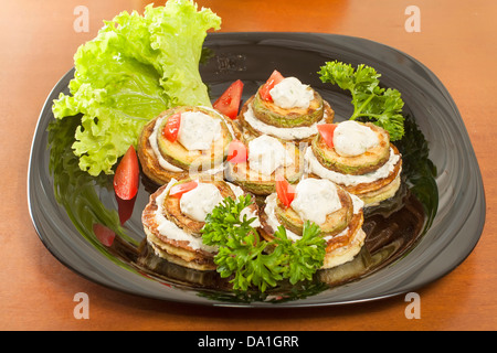 Zucchine fritte con aglio maionese e colonne Foto Stock