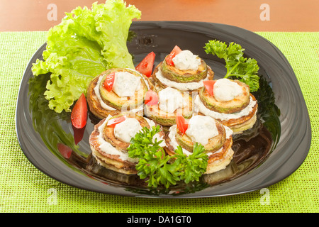 Zucchine fritte con aglio maionese e colonne Foto Stock