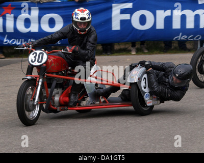 Questa immagine raffigura la AJS No 38, un'iconica motocicletta nota per il suo design e le sue prestazioni. La foto, etichettata pic-001, fornisce uno sguardo sullo stile classico e l'ingegneria della moto, mostrando la sua popolarità durante la metà del XX secolo. Foto Stock