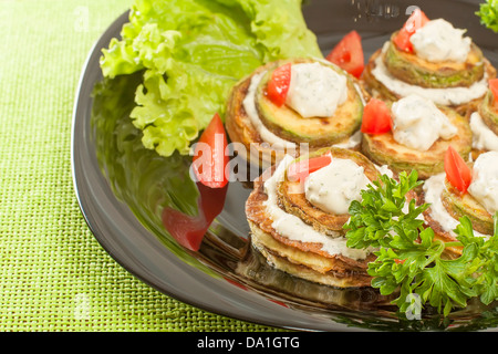 Zucchine fritte con aglio maionese e colonne Foto Stock