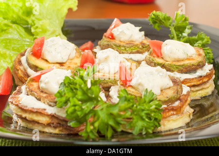 Zucchine fritte con aglio maionese e colonne Foto Stock