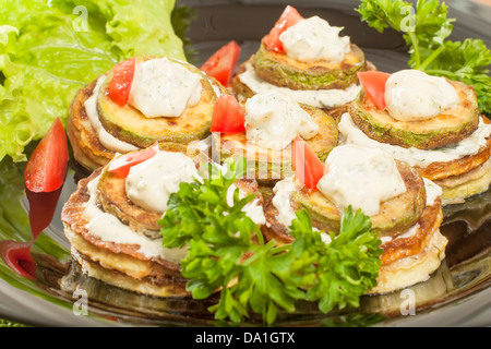 Zucchine fritte con aglio maionese e colonne Foto Stock