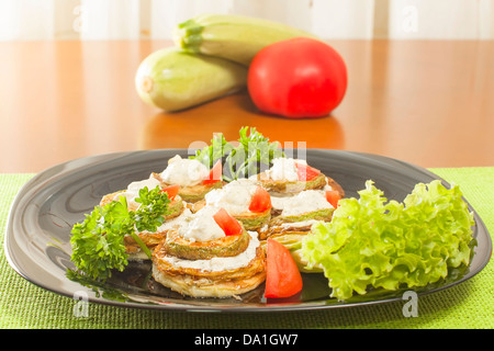 Zucchine fritte con aglio maionese e colonne Foto Stock