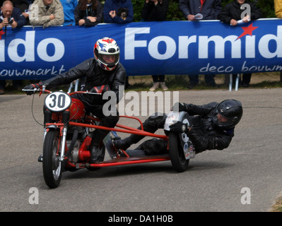 Questa immagine intitolata «AJS No 38» presenta una motocicletta storica che mostra il modello AJS in un ambiente vintage. La foto sottolinea i dettagli meccanici e il design della moto, catturandone lo stile classico. Foto Stock
