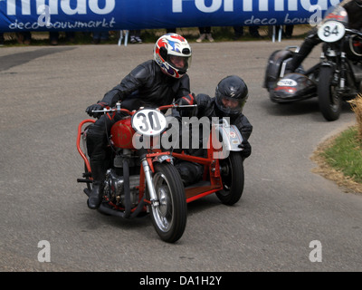 Questa immagine mostra la motocicletta AJS No 38, con il suo design classico. La fotografia mette in evidenza l'ingegneria della moto, con particolare attenzione al telaio, alle ruote e ai dettagli meccanici, catturando l'essenza del motociclismo dei primi anni del XX secolo. Foto Stock