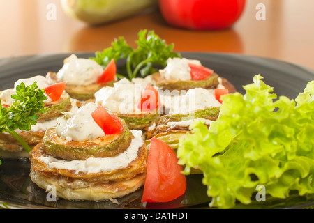 Zucchine fritte con aglio maionese e colonne Foto Stock