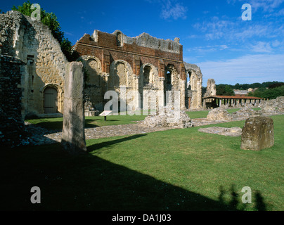 St Augustine's Abbey, Canterbury Kent: N parete della navata normanna e rabboccato con muratura in mattoni di Tudor Royal Palace. Ethelbert torre posteriore (L) Foto Stock