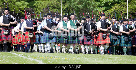 Aberdeen, Scozia - Giugno 16th, 2013: ammassato bande di cornamuse a Aberdeen Highland Games. Foto Stock