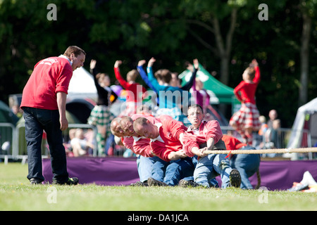 Aberdeen, Scozia - Giugno 16th, 2013: Tug of War team presso l'Highland Games in Hazlehead Park Foto Stock