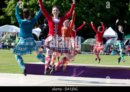 Aberdeen, Scozia - Giugno 16th, 2013: ballerini presso l'Highland Games in Hazlehead Park, Aberdeen Foto Stock