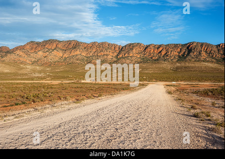 Un polveroso sporcizia outback Road in South Australia è una macchina robusta bellissimo Flinders Ranges. Foto Stock