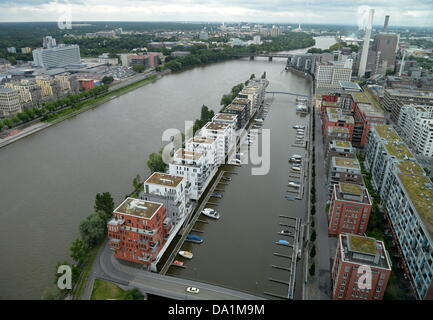 Gli edifici di nuova costruzione nel porto Westhafen fotografato dal 28 livello del Westhafen tower in Frankfurt am Main, Germania, 24 giugno 2013. Foto: ROLAND HOLSCHNEIDER Foto Stock