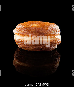 Deliziosi croissant e miscela di ciambella isolato su nero Foto Stock