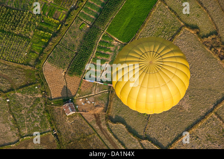 Orizzontale vista aerea di una mongolfiera durante il volo e la circostante campagna nei pressi di Vang Vieng. Foto Stock