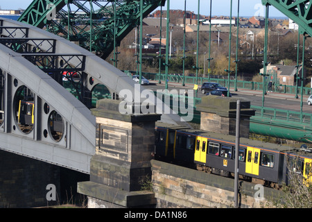 Wearmouth Bridge e ponte ferroviario. Un metro è visibile sul ponte della ferrovia. Posizione, Sunderland, Tyne and Wear, England, Regno Unito Foto Stock