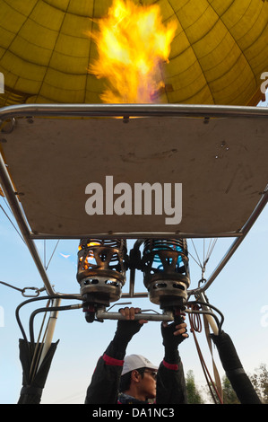 Verticale fino in prossimità dei bruciatori a gas utilizzati per la propulsione di una mongolfiera in aria. Foto Stock