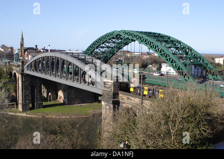 Wearmouth Bridge e ponte ferroviario. Un metro è visibile sul ponte della ferrovia. Posizione, Sunderland, Tyne and Wear, England, Regno Unito Foto Stock