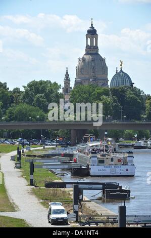 Le navi sono ormeggiati all'Elba a Dresda, Germania, 01 luglio 2013. La Frauenkirche di Dresda può essere visto in background. Il diluvio ha completamente receided dalla città. Foto: Bernd Von Jutrczenka Foto Stock