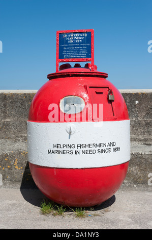 Naufragati i Marittimi della società della carità la scatola di raccolta sul quay a Padstow, in una vecchia miniera. Foto Stock