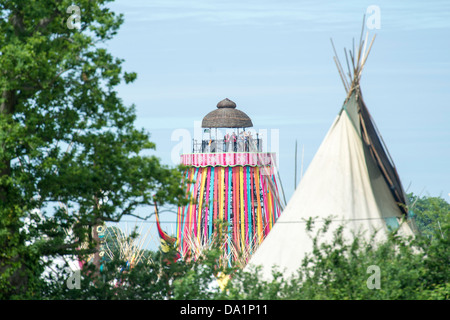 La torre è decorata con nastri colorati. Il 2013 Festival di Glastonbury, azienda agricola degna, Glastonbury. Il 29 giugno 2013. Foto Stock