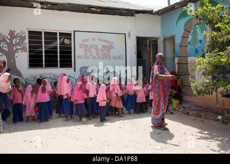 Gli alunni a Jambiani scuola primaria, Zanzibar, Repubblica Unita di Tanzania, Africa orientale. Foto Stock
