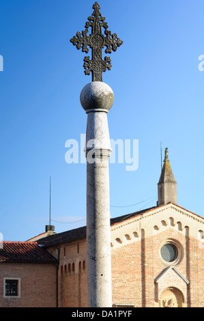 L'Italia, Veneto, Padova, colonna di fronte alla Basilica di Sant'Antonio Foto Stock