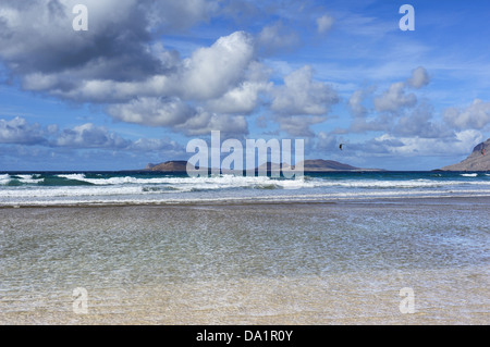 Costa della spiaggia di Famara, Lanzarote, Isole Canarie, Spagna Foto Stock