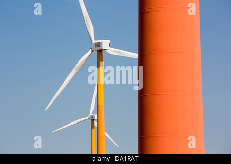 Colorato turbine eoliche in polder, terra recuperata nei pressi di Almere, Flevoland, Paesi Bassi. Foto Stock