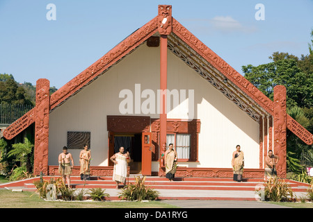 Gli artisti interpreti o esecutori Maori assemblare la parte anteriore del Rotowhio marae, a Te Puia, Rotorua, Nuova Zelanda. Foto Stock