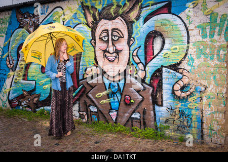 Graffiti nel retro vicolo e giovane biondo modello femminile Foto Stock