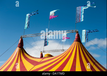 Big Stripey tops sono di tutto il sito. Il 2013 Festival di Glastonbury, azienda agricola degna, Glastonbury. Il 30 giugno 2013. Foto Stock