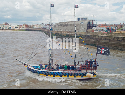 Pirate imbarcazione turistica di lasciare il porto di Bridlington Foto Stock