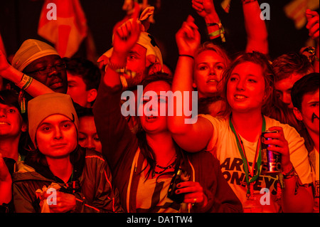 L'Arctic Monkeys riprodurre la fase della piramide come razzi sono lasciate fuori in pubblico. Il 2013 Festival di Glastonbury, azienda agricola degna Foto Stock