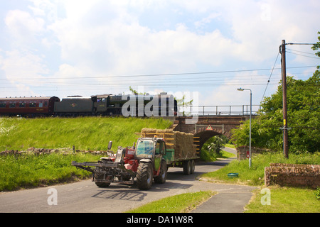 LMS Royal Scot Classe 6115 Scots Guardsman treno a vapore a Plumpton sulla linea principale della costa occidentale ferroviari con il movimentatore telescopico. Foto Stock