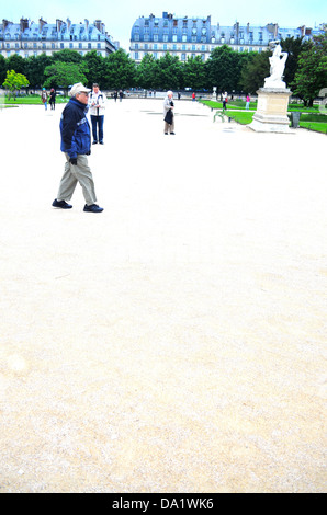 La gente camminare nel Giardino delle Tuileries Foto Stock