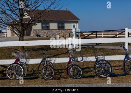 Gli studenti Amish park il loro moto scooter al di fuori della loro una camera school house in Lancaster County, PA. Foto Stock