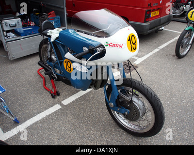 L'immagine raffigura la Greeves No19, una motocicletta classica nota per le sue prestazioni e il suo design. È una rappresentazione dell'ingegneria motociclistica britannica della metà del XX secolo, che mostra lo stile e la meccanica dell'epoca. Foto Stock