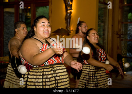 Una performance Maori intrattiene gli ospiti a Treetops Lodge vicino a Rotorua, Nuova Zelanda. Foto Stock