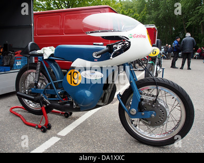 Questa immagine mostra la Greeves No19, una motocicletta classica, che mostra il suo design vintage e il suo significato storico nel mondo motociclistico. Foto Stock