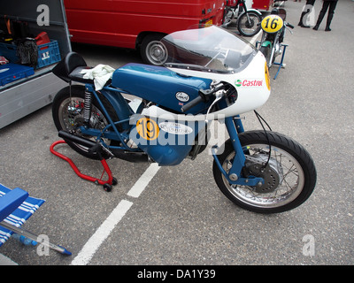 L'immagine di "Greeves No19" presenta una moto d'epoca, che mette in risalto il design e l'ingegneria di un'epoca precedente. La motocicletta rappresenta l'era della motocicletta classica con la sua cura artigianale dettagliata e lo stile unico. Foto Stock