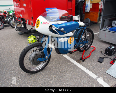 Questa immagine intitolata 'Greeves No19 pic-008' è una fotografia storica, anche se il soggetto è sconosciuto, probabilmente rappresenta una scena industriale o culturale dell'inizio del XX secolo. L'attenzione può essere concentrata su un oggetto vintage o su un manufatto, eventualmente in fabbrica o in officina. Foto Stock