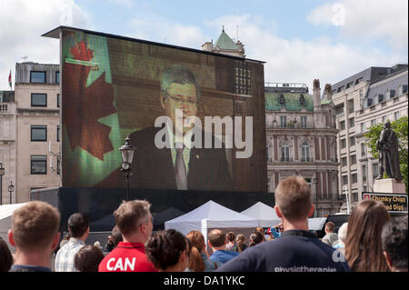 Trafalgar Square, Londra, Regno Unito. Il 1 luglio 2013. Canada Day 2013 la 8 che si terrà a Trafalgar Square e del Canada 146celebrazione di compleanno. Il Primo Ministro canadese Stephen Harper risolve la folla all'inizio della giornata. Credito: Rena perla/Alamy Live News Foto Stock