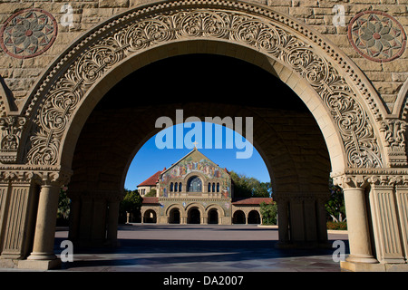 La chiesa commemorativa, osservata attraverso un arco sulla principale quad, Stanford University, Stanford, in California, Stati Uniti d'America Foto Stock