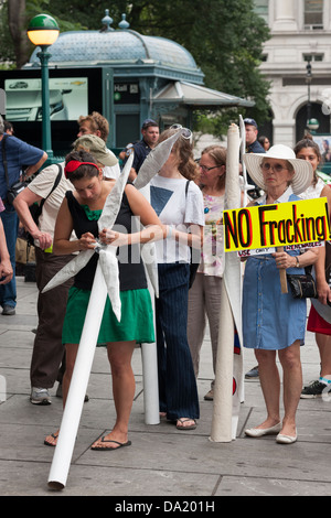 Gli attivisti ambientali utilizzare il teatro di strada e un 'flash mob' per ottenere i loro punti di vista circa fracking e gasdotti per il trasporto di gas naturale Foto Stock