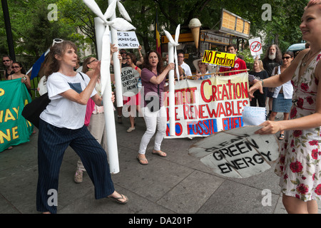 Gli attivisti ambientali utilizzare il teatro di strada e un 'flash mob' per ottenere i loro punti di vista circa fracking e gasdotti per il trasporto di gas naturale Foto Stock