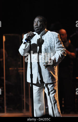 Durham, North Carolina, Stati Uniti d'America. Il 29 giugno, 2013. Il cantante Eddie Levert di R & B gruppo l'O'Jays performanti a Durham Performing Arts Center. Credito: Tina Fultz/ZUMAPRESS.com/Alamy Live News Foto Stock