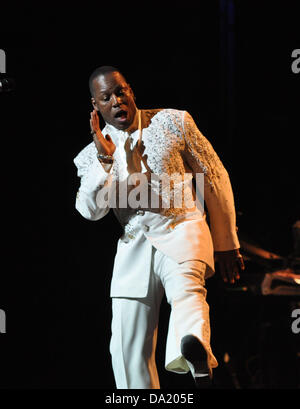 Durham, North Carolina, Stati Uniti d'America. Il 29 giugno, 2013. Il cantante WALTER WILLIAMS di R & B gruppo l'O'Jays performanti a Durham Performing Arts Center. Credito: Tina Fultz/ZUMAPRESS.com/Alamy Live News Foto Stock